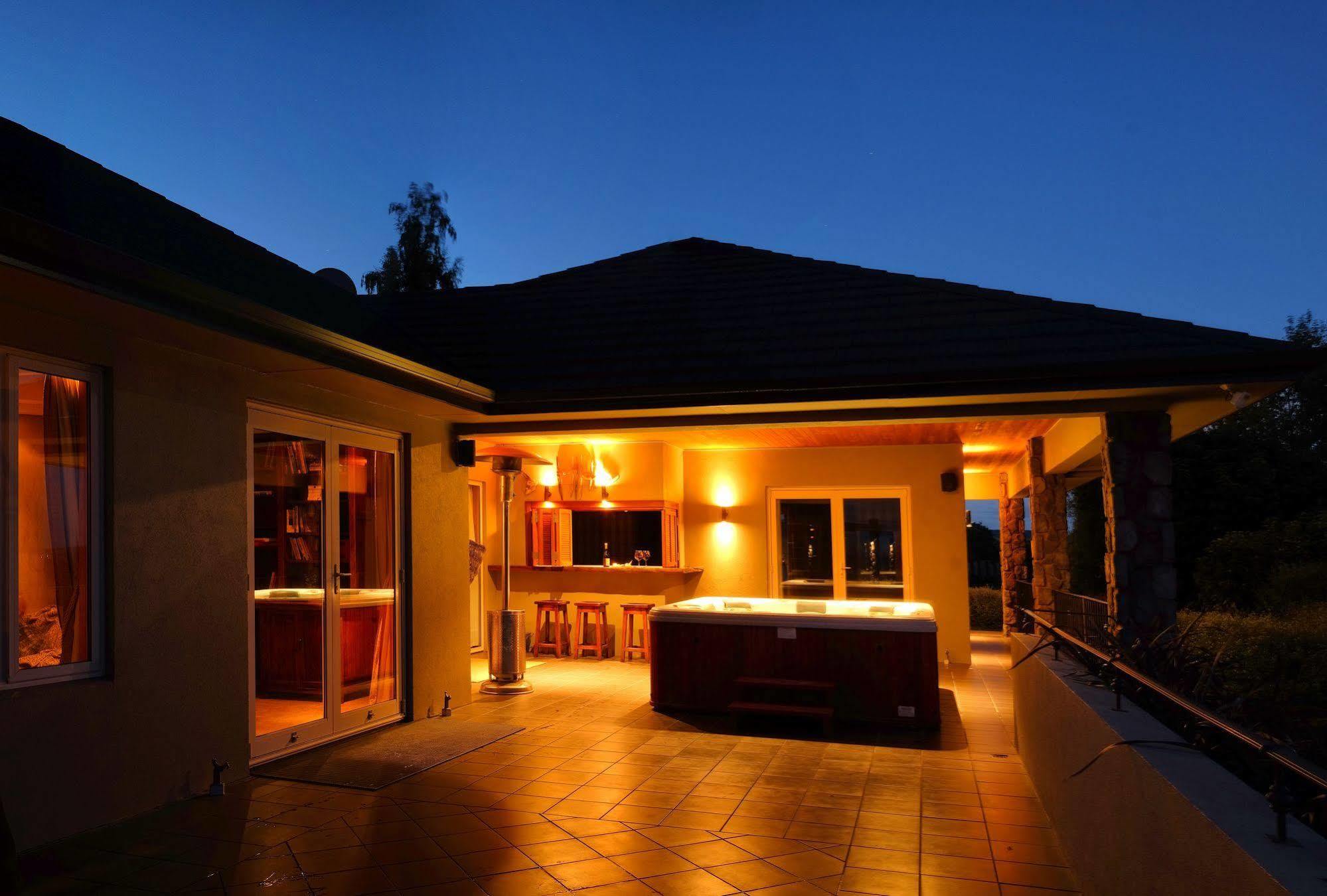 Tauhara Sunrise Lodge Taupo Ngoại thất bức ảnh